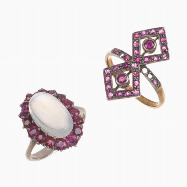 DUE ANELLI CON RUBINI E PIETRA DI LUNA  - Asta Gioielli - Associazione Nazionale - Case d'Asta italiane