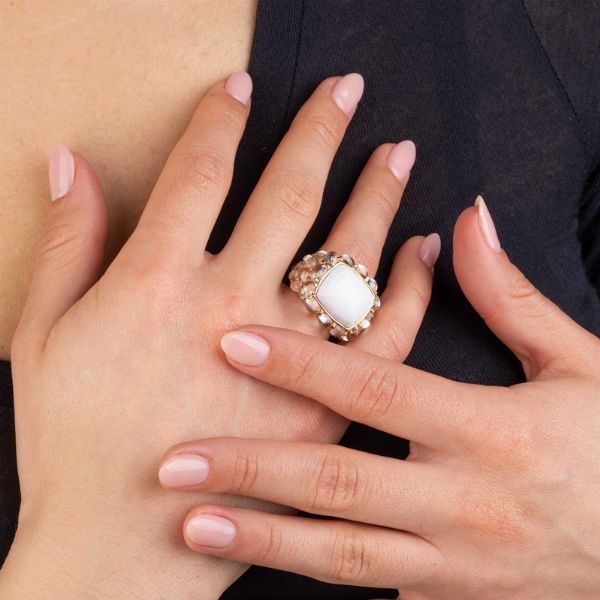 MIMI ANELLO AD AMPIA FASCIA CON CALCEDONIO E QUARZI  - Asta Gioielli - Associazione Nazionale - Case d'Asta italiane