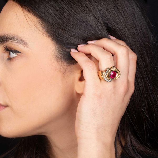 ANELLO CON PIETRA ROSSA E DIAMANTI  - Asta Gioielli - Associazione Nazionale - Case d'Asta italiane
