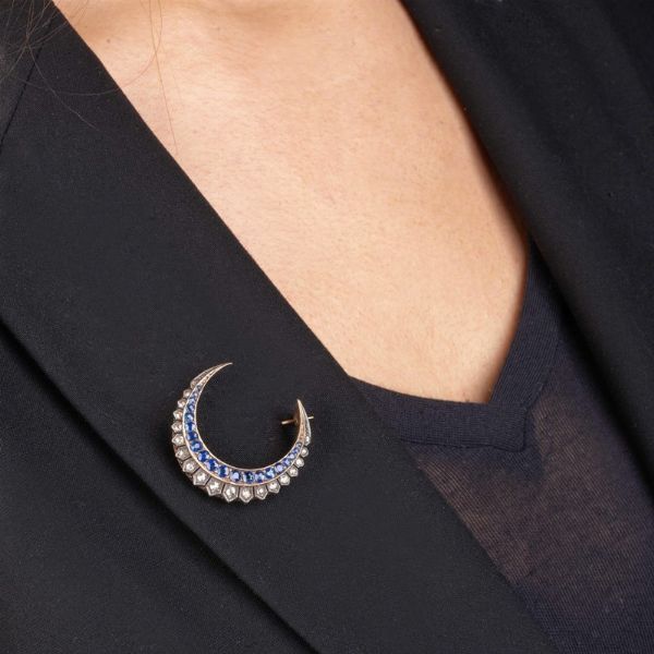 SPILLA A FORMA DI SEMILUNA CON ZAFFIRI E DIAMANTI  - Asta Gioielli - Associazione Nazionale - Case d'Asta italiane