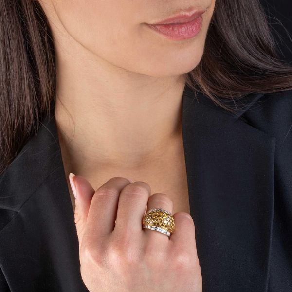 ANELLO A FASCIA BOMBATA CON DIAMANTI  - Asta Gioielli - Associazione Nazionale - Case d'Asta italiane