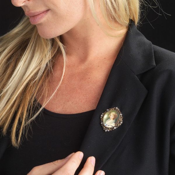 SPILLA CON MINIATURA  - Asta Gioielli - Associazione Nazionale - Case d'Asta italiane
