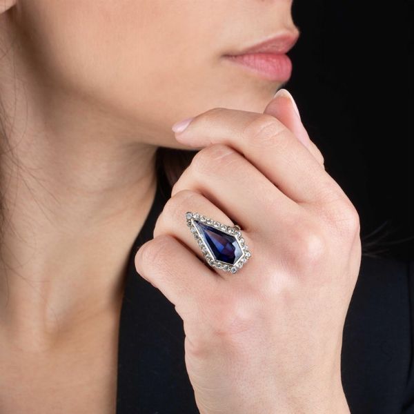 ANELLO GEOMETRICO CON PIETRE SINTETICHE  - Asta Gioielli - Associazione Nazionale - Case d'Asta italiane