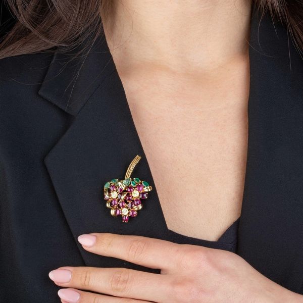 SPILLA A TRALCIO FIORITO CON PIETRE DI COLORE  - Asta Gioielli - Associazione Nazionale - Case d'Asta italiane