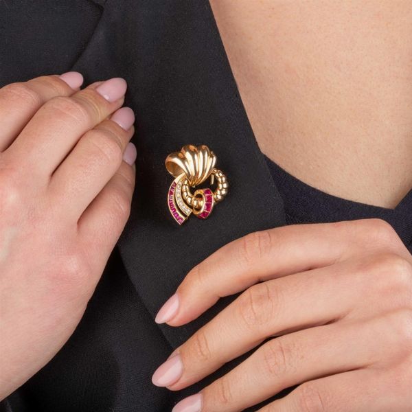 COPPIA DI CLIPS A VOLUTE CON RUBINI E DIAMANTI  - Asta Gioielli - Associazione Nazionale - Case d'Asta italiane