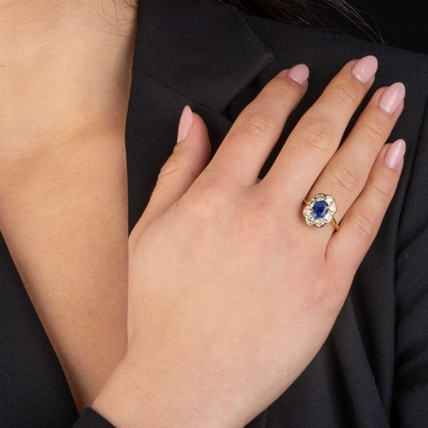 ANELLO A MARGHERITA CON ZAFFIRO E DIAMANTI  - Asta Gioielli - Associazione Nazionale - Case d'Asta italiane