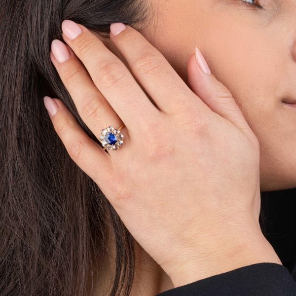 ANELLO CON ZAFFIRO E DIAMANTI  - Asta Gioielli - Associazione Nazionale - Case d'Asta italiane