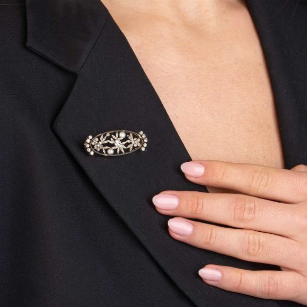 PICCOLA SPILLA CON PERLE E DIAMANTI  - Asta Gioielli - Associazione Nazionale - Case d'Asta italiane