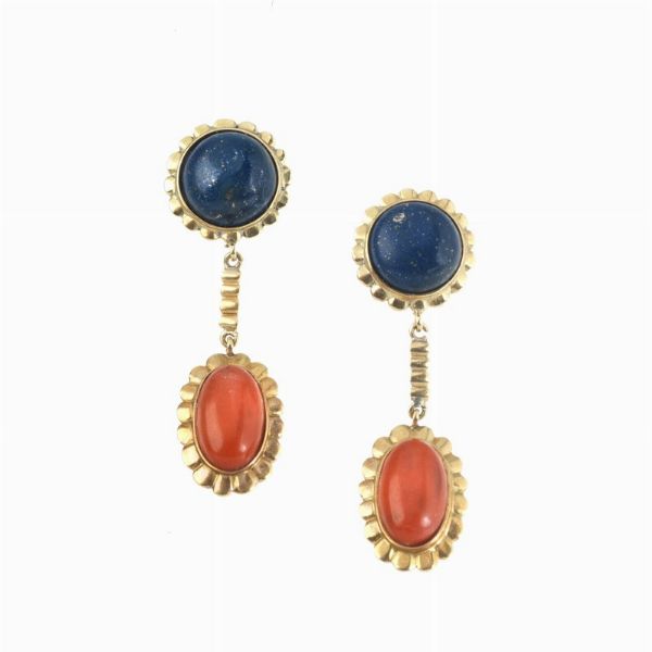 PAIO DI ORECCHINI PENDENTI CON CORALLO E LAPISLAZZULI  - Asta Gioielli - Associazione Nazionale - Case d'Asta italiane