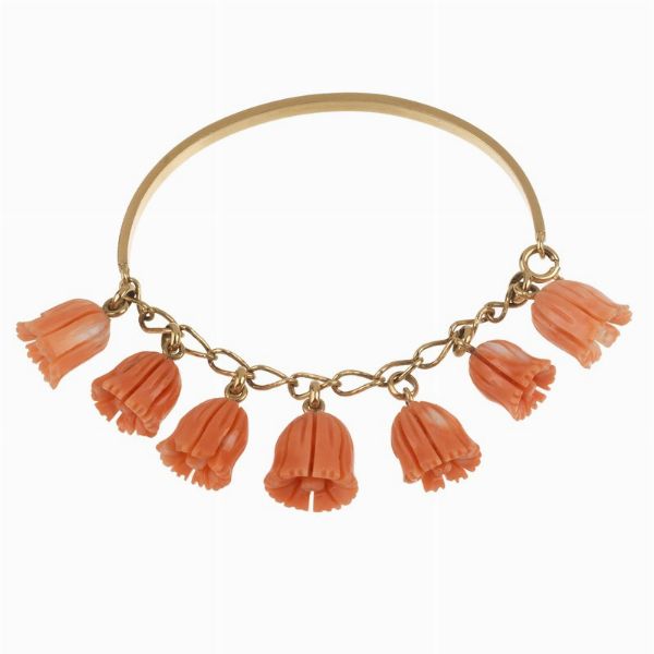 BRACCIALE RIGIDO CON FIORI IN CORALLO ROSA  - Asta Gioielli - Associazione Nazionale - Case d'Asta italiane