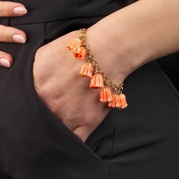 BRACCIALE RIGIDO CON FIORI IN CORALLO ROSA  - Asta Gioielli - Associazione Nazionale - Case d'Asta italiane