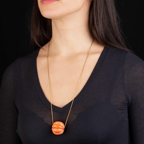 LUNGA COLLANA CON PENDENTE IN CORALLO ROSA  - Asta Gioielli - Associazione Nazionale - Case d'Asta italiane