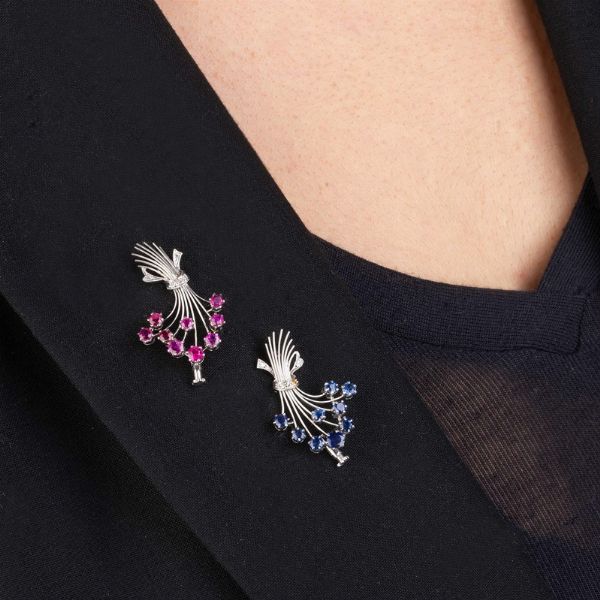 COPPIA DI SPILLE A MAZZO FIORITO CON ZAFFIRI E RUBINI  - Asta Gioielli - Associazione Nazionale - Case d'Asta italiane