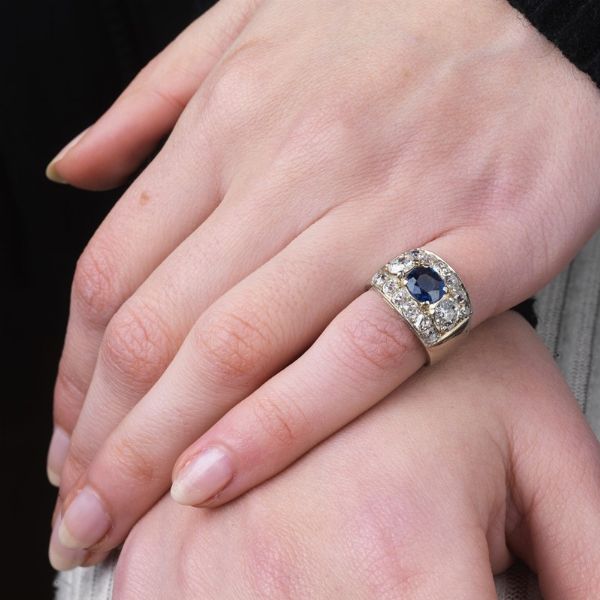 ANELLO A FASCIA CON ZAFFIRO E DIAMANTI  - Asta Gioielli - Associazione Nazionale - Case d'Asta italiane