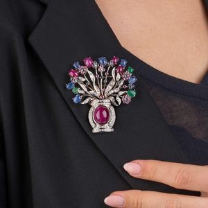 SPILLA A CESTO FIORITO CON PIETRE DI COLORE E DIAMANTI  - Asta Gioielli - Associazione Nazionale - Case d'Asta italiane