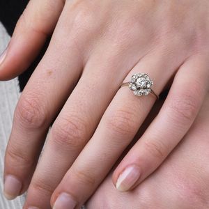 ANELLO A MARGHERITA CON DIAMANTI  - Asta Gioielli - Associazione Nazionale - Case d'Asta italiane