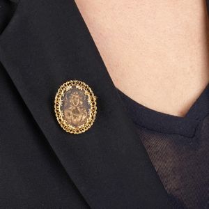 SPILLA RAFFIGURANTE UNA DONNA CON CAPPELLO  - Asta Gioielli - Associazione Nazionale - Case d'Asta italiane