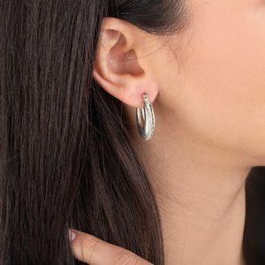 PAIO DI ORECCHINI A CERCHIO CON UN ORECCHINO A FORMA DI SEMILUNA  - Asta Gioielli - Associazione Nazionale - Case d'Asta italiane