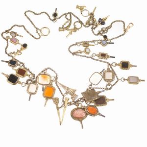 LUNGA COLLANA A CATENA CON PENDENTI  - Asta Gioielli - Associazione Nazionale - Case d'Asta italiane