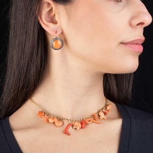 COLLANA E PAIO DI ORECCHINI CON CORALLO E DIAMANTI  - Asta Gioielli - Associazione Nazionale - Case d'Asta italiane