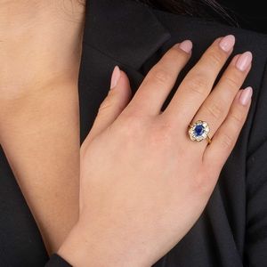 ANELLO A MARGHERITA CON ZAFFIRO E DIAMANTI  - Asta Gioielli - Associazione Nazionale - Case d'Asta italiane