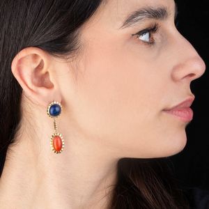 PAIO DI ORECCHINI PENDENTI CON CORALLO E LAPISLAZZULI  - Asta Gioielli - Associazione Nazionale - Case d'Asta italiane