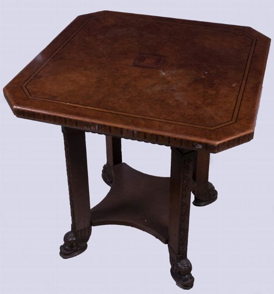 Tavolo ottagonale lastronato in noce  - Asta Parade - Arredi e dipinti antichi  - Associazione Nazionale - Case d'Asta italiane