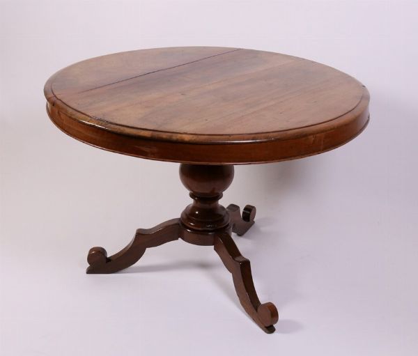 Tavolo tondo in legno di noce  - Asta Parade - Arredi e dipinti antichi  - Associazione Nazionale - Case d'Asta italiane