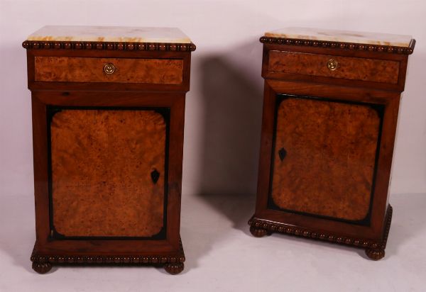 Coppia di grandi comodini lastronati in legno di piuma e noce  - Asta Parade - Arredi e dipinti antichi  - Associazione Nazionale - Case d'Asta italiane