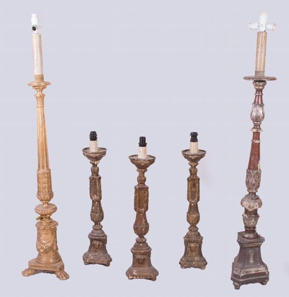 Cinque candelabri in legno intagliato, dorato e argentato  - Asta Parade - Arredi e dipinti antichi  - Associazione Nazionale - Case d'Asta italiane