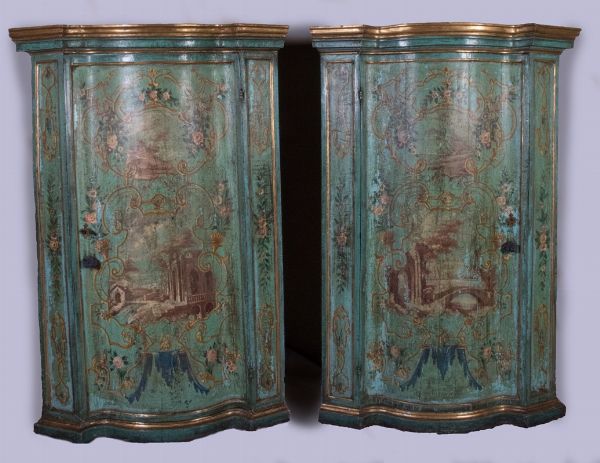 Coppia di angoliere in legno laccato turchese e oro  - Asta Parade - Arredi e dipinti antichi  - Associazione Nazionale - Case d'Asta italiane