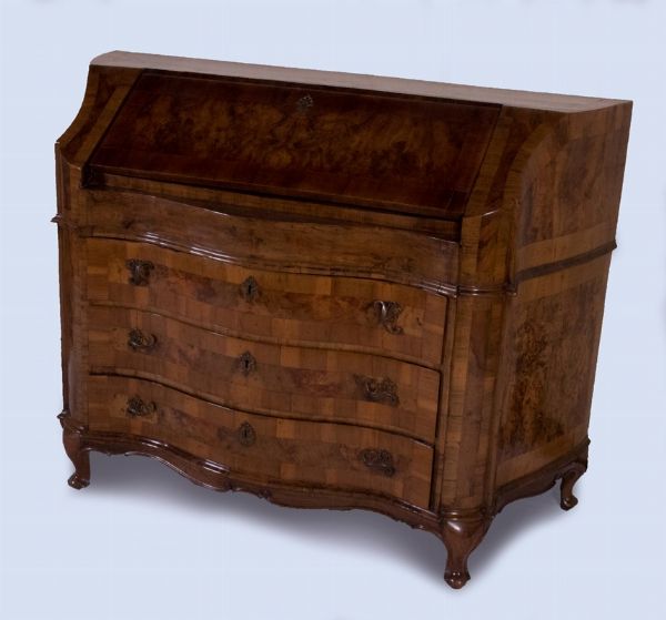 Cassettone a ribalta listrato in noce e radica  - Asta Parade - Arredi e dipinti antichi  - Associazione Nazionale - Case d'Asta italiane