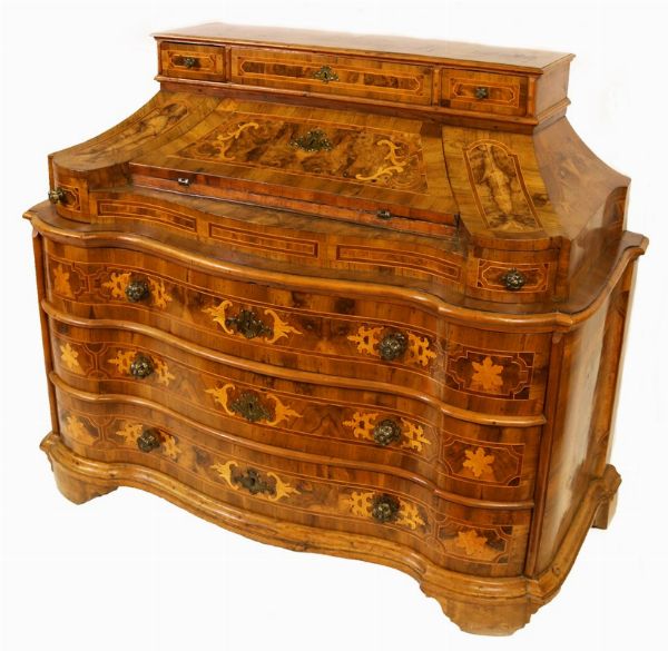 Cassettone a ribalta lastronato e intarsiato in legno di radica e noce  - Asta Parade - Arredi e dipinti antichi  - Associazione Nazionale - Case d'Asta italiane