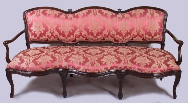 Un divano e cinque poltrone in legno di noce  - Asta Parade - Arredi e dipinti antichi  - Associazione Nazionale - Case d'Asta italiane