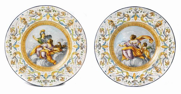 Coppia di piatti in maiolica policroma  - Asta Parade - Arredi e dipinti antichi  - Associazione Nazionale - Case d'Asta italiane