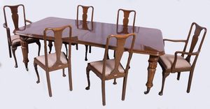 Un tavolo, due poltrone e quattro sedie in legno di mogano  - Asta Parade - Arredi e dipinti antichi  - Associazione Nazionale - Case d'Asta italiane