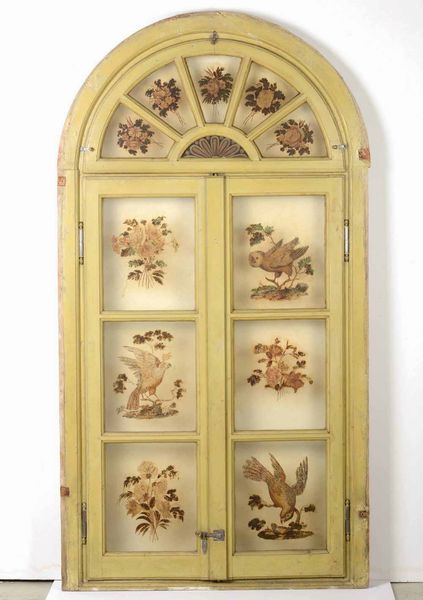 Coppia di vetrate con struttura in legno laccato e vetri dipinti a motivi floreali e zoomorfi. XVIII-XIX secolo  - Asta  Antiquariato gennaio | Cambi Time - Associazione Nazionale - Case d'Asta italiane