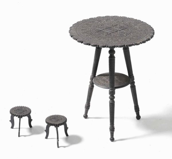 Lotto composto da un tavolino e due piccoli reggi vaso in legno ebanizzato e intagliato  - Asta  Antiquariato gennaio | Cambi Time - Associazione Nazionale - Case d'Asta italiane