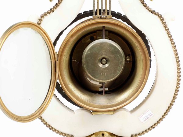 Pendola da tavolo a lira. Francia XVIII-XIX secolo  - Asta  Antiquariato gennaio | Cambi Time - Associazione Nazionale - Case d'Asta italiane