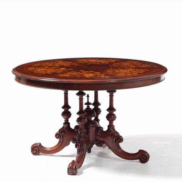 Tavolo in legno intagliato con piano lastronato ed intarsiato a motivi floreali in varie essenze. XIX-XX secolo  - Asta  Antiquariato gennaio | Cambi Time - Associazione Nazionale - Case d'Asta italiane