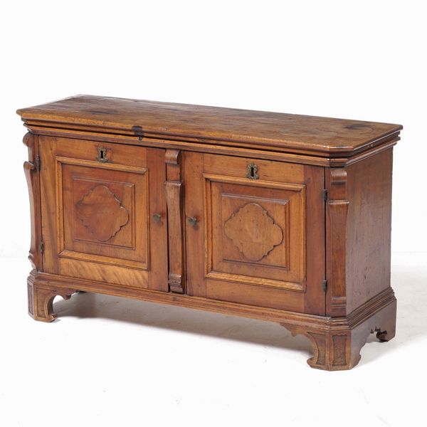 Piccola credenza in noce a due sportelli. Italia settentrionale. Ricomposto con elementi del XVIII secolo  - Asta  Antiquariato gennaio | Cambi Time - Associazione Nazionale - Case d'Asta italiane