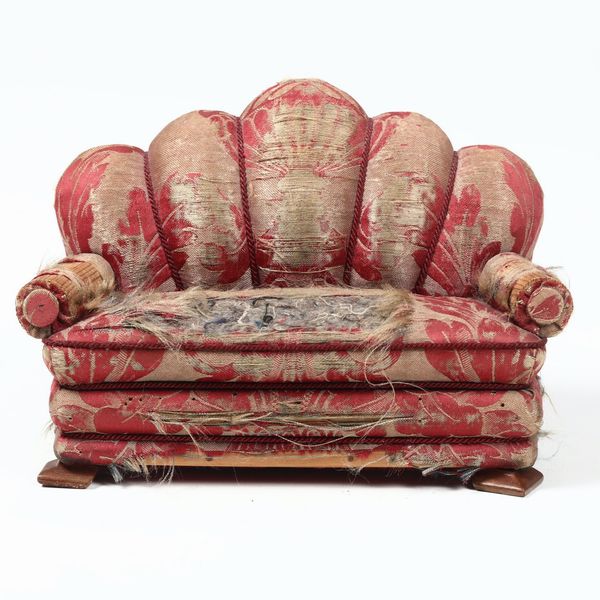 Modellino di divano imbottito (puntaspilli), XIX secolo  - Asta  Antiquariato gennaio | Cambi Time - Associazione Nazionale - Case d'Asta italiane