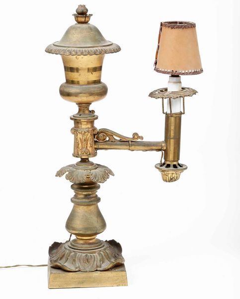 Lume in metallo dorato e applique in legno dorato  - Asta  Antiquariato gennaio | Cambi Time - Associazione Nazionale - Case d'Asta italiane