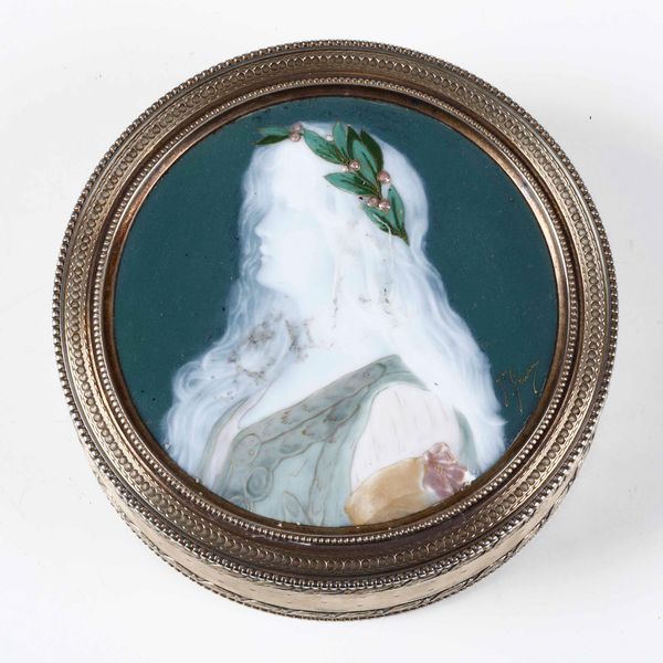 Scatola in metallo dorato con miniatura raffigurante profilo femminile sul coperchio. XX secolo  - Asta  Antiquariato gennaio | Cambi Time - Associazione Nazionale - Case d'Asta italiane