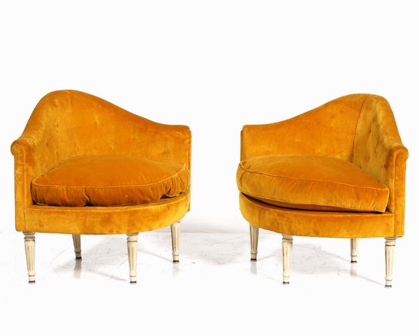 Coppia di poltrone ad angolo imbottite rivestite in velluto ocra. XX secolo  - Asta  Antiquariato gennaio | Cambi Time - Associazione Nazionale - Case d'Asta italiane