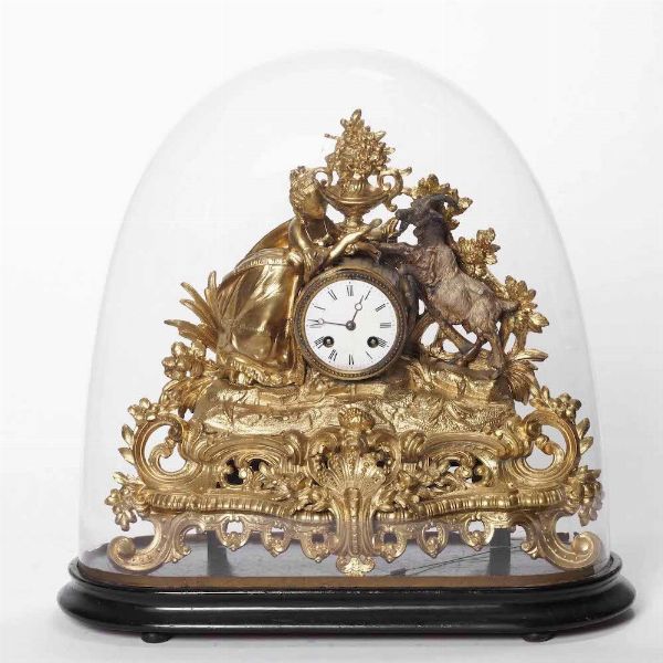 Pendola da tavolo in metallo dorato. XIX-XX secolo  - Asta  Antiquariato gennaio | Cambi Time - Associazione Nazionale - Case d'Asta italiane