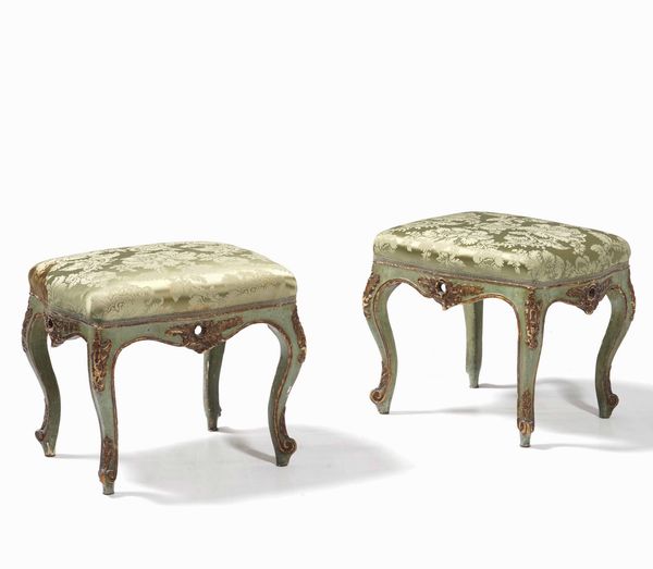 Coppia di panchetti con struttura in legno laccato e rivestimento in broccato verde  - Asta  Antiquariato gennaio | Cambi Time - Associazione Nazionale - Case d'Asta italiane