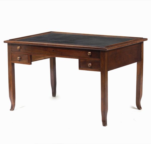 Scrivania in noce a tre cassetti. Fine XIX, inizio XX secolo  - Asta  Antiquariato gennaio | Cambi Time - Associazione Nazionale - Case d'Asta italiane