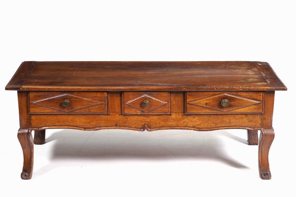 Tavolo basso in legno intagliato  - Asta  Antiquariato gennaio | Cambi Time - Associazione Nazionale - Case d'Asta italiane