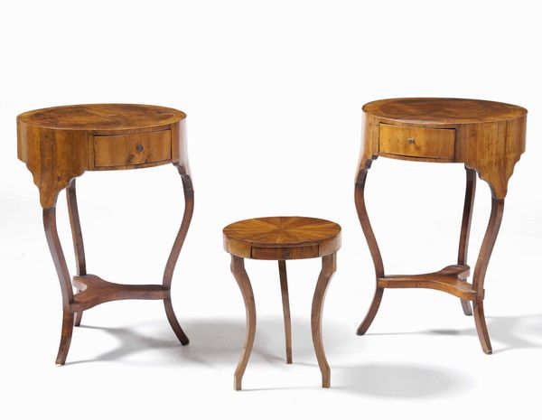 Lotto composto da una coppia di tavolini tondi con cassetto e un piccolo tavolino circolare  - Asta  Antiquariato gennaio | Cambi Time - Associazione Nazionale - Case d'Asta italiane